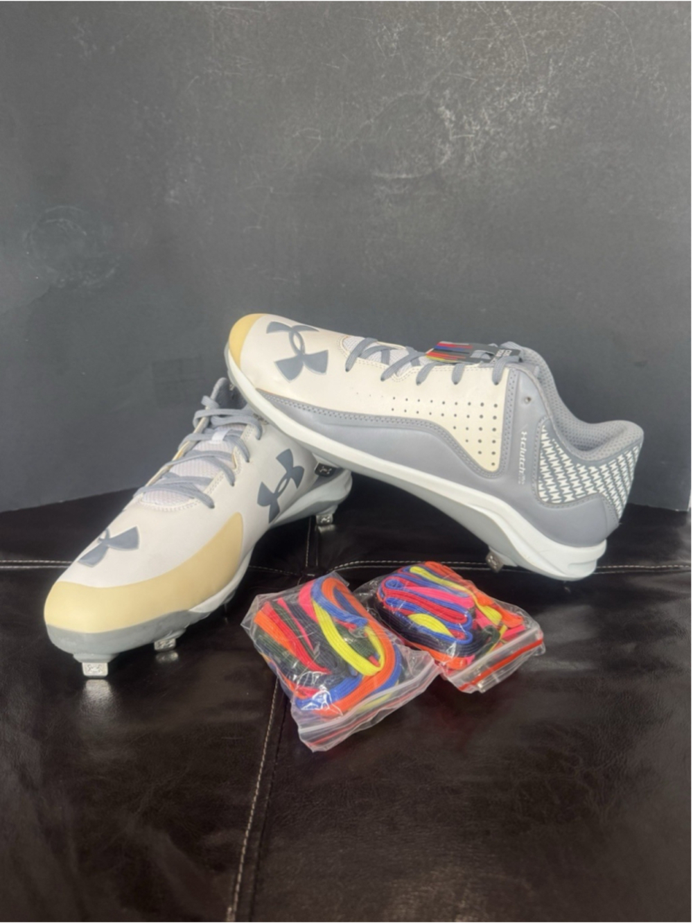 NEW Under Armour Size:13.5 Baseball Shoes Metal Cleats With Color Laces